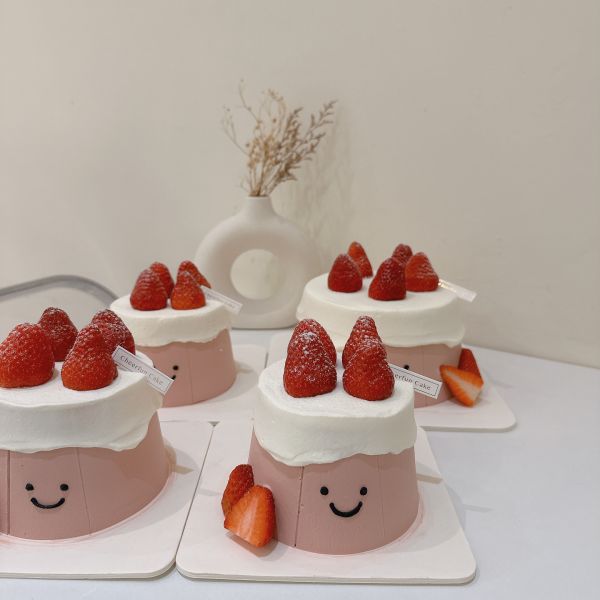難哄草莓糕(12/10後提供) 水果蛋糕,生日蛋糕,鮮奶油蛋糕,新莊蛋糕,新莊甜點,手作蛋糕,韓系蛋糕,簡約蛋糕,柒風蛋糕,紅色小裙擺,ins風蛋糕,難哄草莓蛋糕