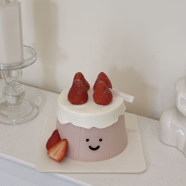 難哄草莓糕(12/10後提供) 水果蛋糕,生日蛋糕,鮮奶油蛋糕,新莊蛋糕,新莊甜點,手作蛋糕,韓系蛋糕,簡約蛋糕,柒風蛋糕,紅色小裙擺,ins風蛋糕,難哄草莓蛋糕