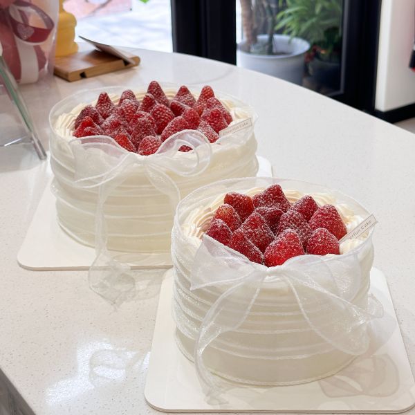 魚尾緞帶草莓糕(12/10後提供) 白葡萄蛋糕,水果蛋糕,生日蛋糕,鮮奶油蛋糕,新莊蛋糕,新莊甜點,手作蛋糕,韓系蛋糕,簡約蛋糕,柒風蛋糕,草莓蛋糕