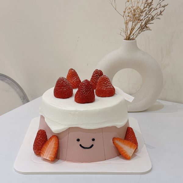 難哄草莓糕(12/10後提供) 水果蛋糕,生日蛋糕,鮮奶油蛋糕,新莊蛋糕,新莊甜點,手作蛋糕,韓系蛋糕,簡約蛋糕,柒風蛋糕,紅色小裙擺,ins風蛋糕,難哄草莓蛋糕