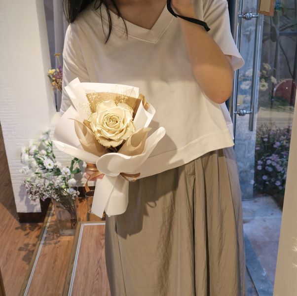 高人氣 厄瓜多永生玫瑰花束 / 多色可選 台中花店,花藝,乾燥花,鮮花,永生花,求婚花束,情人節花束,母親節花束,開幕花禮,高架花籃