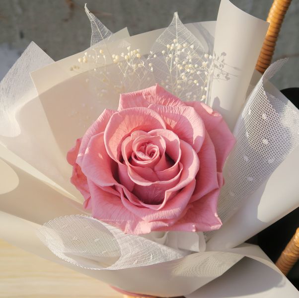 高人氣 厄瓜多永生玫瑰花束 / 多色可選 台中花店,花藝,乾燥花,鮮花,永生花,求婚花束,情人節花束,母親節花束,開幕花禮,高架花籃