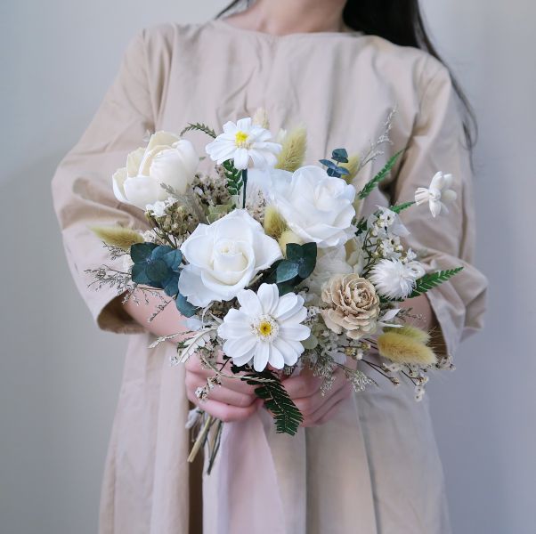 經典圓形永生捧花 30cm 白綠色 台中花店,花藝,乾燥花,鮮花,永生花,求婚花束,情人節花束,母親節花束,開幕花禮,高架花籃