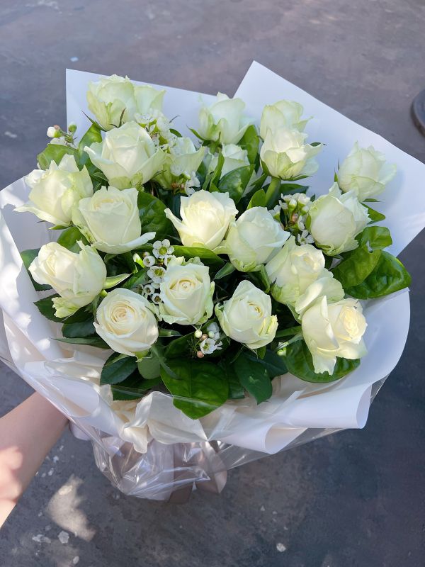 純淨茉莉x國產玫瑰 鮮花花束 台中花店,花藝,乾燥花,鮮花,永生花,求婚花束,情人節花束,母親節花束,開幕花禮,高架花籃