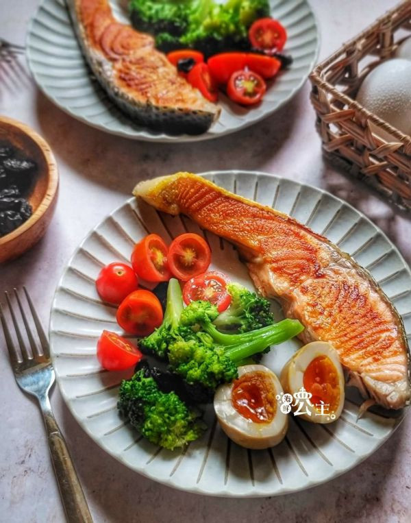 智利厚切鮭魚片   每片淨重280g ± 10% (無包冰) 