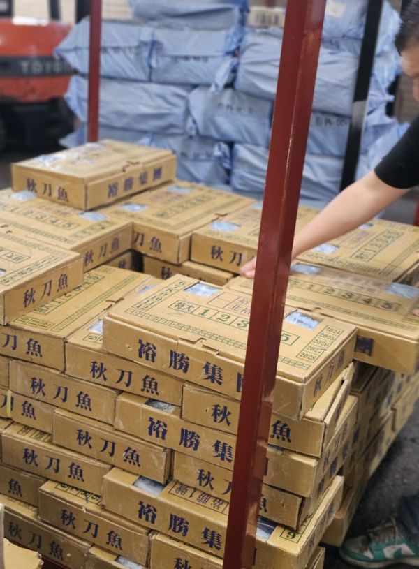(免運)特大秋刀魚  每箱10公斤(含箱重) 約55尾 