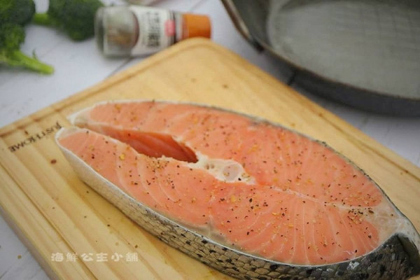 智利厚切鮭魚片   每片淨重280g ± 10% (無包冰) 