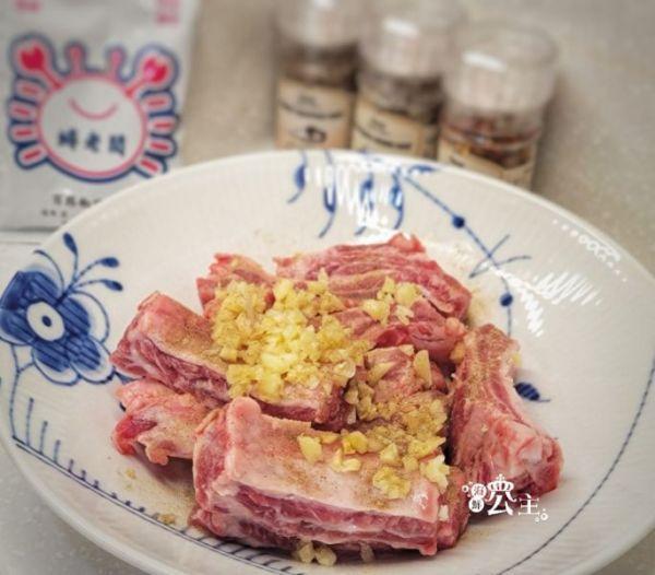 西班牙伊比利豬肋排(原廠包裝)  每排600g  買就送阿順師胡椒粉 買1附送1包  買2附送2包  以此類推  以上 