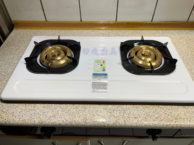廚房安裝實景：豪山牌 ST-2190P 檯面式瓦斯爐，琺瑯白美觀耐用。