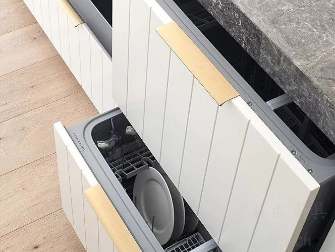 現代廚房嵌入式雙層抽屜洗碗機，白色門板搭配石材檯面之裝潢實景。