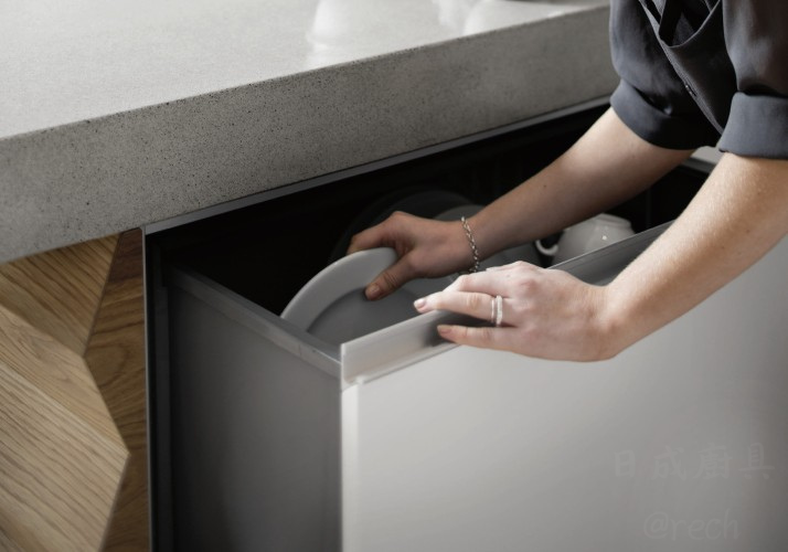 抽屜式洗碗機 DD60SCTHX9 使用情境，人體工學設計免彎腰輕鬆擺放餐具碗盤。