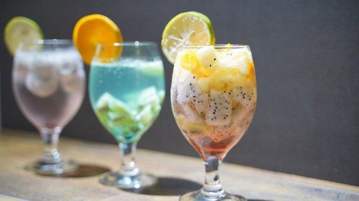 使用氣泡水製作的多款新鮮水果調飲與雞尾酒