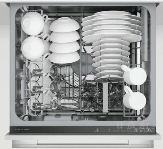 菲雪品克雙層加高洗碗機裝載展示，大容量空間可擺放餐盤、玻璃杯與中式碗筷。