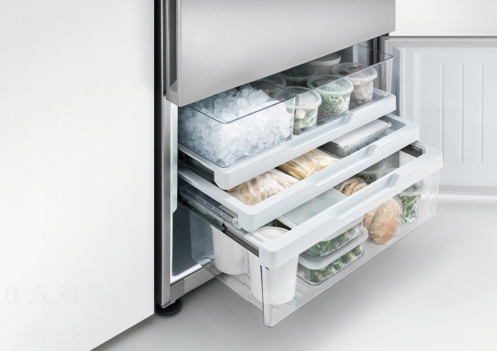 Fisher Paykel 冰箱下層冷凍庫展示，易滑動式分層抽屜與製冰盒收納系統。