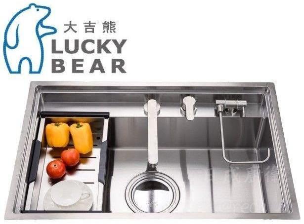 大吉熊 KL-9580 手工水槽，小 R 角全隱式方槽設計，搭配不鏽鋼瀝水盆，廚房洗滌美學。