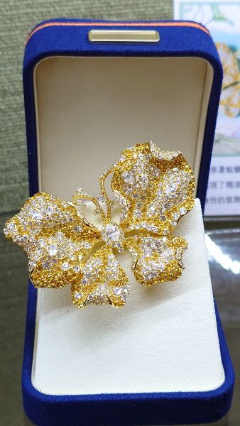黃鑽精工滿鑲蝴蝶胸針 重量37g 