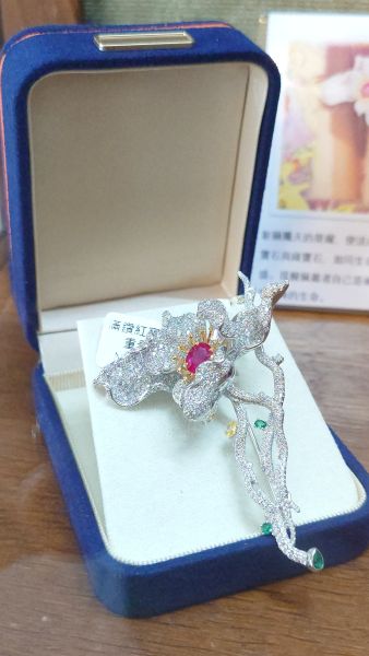 滿鑽紅寶石胸針 重量24g 