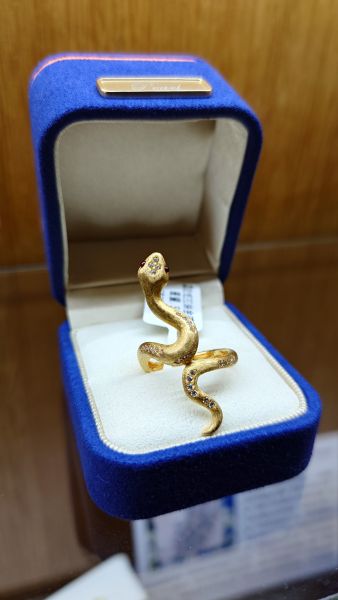 靈動蛇拉絲金戒指 重量5g 