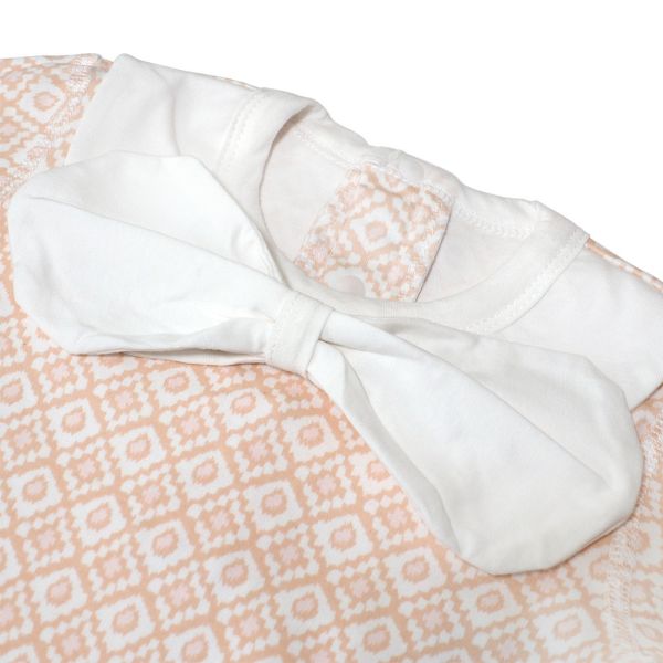 純棉長袖連身衣-菱格蝴蝶結 嬰兒連身衣,純棉童裝,菱格紋包屁衣,蝴蝶結女嬰服飾,高品質寶寶衣服,長袖連身爬服,嬰幼兒純棉衣物,滿月禮盒推薦,透氣嬰兒服,優雅公主風童裝,親膚棉質連身裝,日常嬰兒穿搭