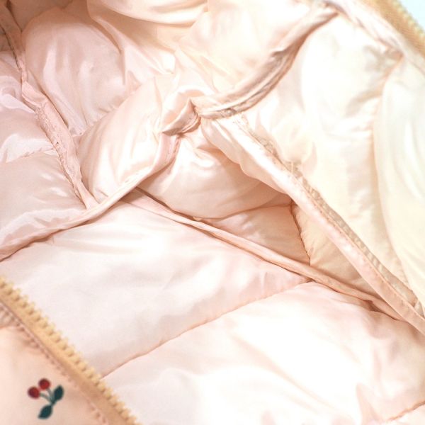 嬰兒羽絨外套-櫻桃 嬰兒羽絨外套, 寶寶防寒衣, 櫻桃童裝, 環保羽絨棉, 兒童保暖外套, 女嬰冬季服飾, 輕量羽絨棉外套, 嬰兒連帽外套, 嬰幼兒禦寒, 幼童出遊外套, 越南製童裝, 粉色童裝推薦, 寶寶保暖穿搭