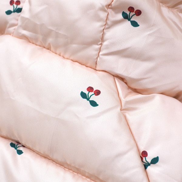 嬰兒羽絨外套-櫻桃 嬰兒羽絨外套, 寶寶防寒衣, 櫻桃童裝, 環保羽絨棉, 兒童保暖外套, 女嬰冬季服飾, 輕量羽絨棉外套, 嬰兒連帽外套, 嬰幼兒禦寒, 幼童出遊外套, 越南製童裝, 粉色童裝推薦, 寶寶保暖穿搭