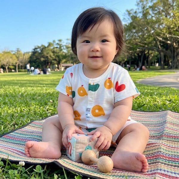 竹纖維短袖連身衣-彩色字母 竹纖維連身衣,嬰兒短袖連身衣,台灣製童裝,竹纖維童裝,包屁衣推薦,親膚嬰兒服,吸濕排汗童裝,環保印染,夏季連身衣,花朵小熊