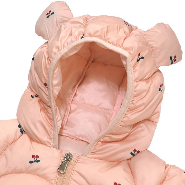 嬰兒羽絨外套-櫻桃 嬰兒羽絨外套, 寶寶防寒衣, 櫻桃童裝, 環保羽絨棉, 兒童保暖外套, 女嬰冬季服飾, 輕量羽絨棉外套, 嬰兒連帽外套, 嬰幼兒禦寒, 幼童出遊外套, 越南製童裝, 粉色童裝推薦, 寶寶保暖穿搭