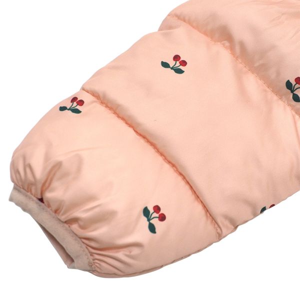 嬰兒羽絨外套-櫻桃 嬰兒羽絨外套, 寶寶防寒衣, 櫻桃童裝, 環保羽絨棉, 兒童保暖外套, 女嬰冬季服飾, 輕量羽絨棉外套, 嬰兒連帽外套, 嬰幼兒禦寒, 幼童出遊外套, 越南製童裝, 粉色童裝推薦, 寶寶保暖穿搭