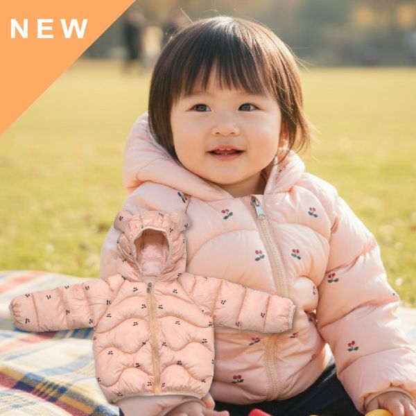 嬰兒羽絨外套-櫻桃 嬰兒羽絨外套, 寶寶防寒衣, 櫻桃童裝, 環保羽絨棉, 兒童保暖外套, 女嬰冬季服飾, 輕量羽絨棉外套, 嬰兒連帽外套, 嬰幼兒禦寒, 幼童出遊外套, 越南製童裝, 粉色童裝推薦, 寶寶保暖穿搭