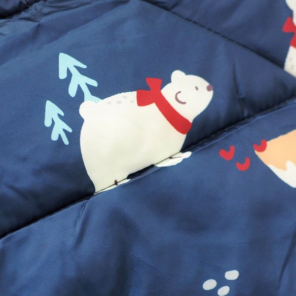 嬰兒羽絨外套-藍色北極熊 嬰兒羽絨外套, 寶寶保暖外套, 兒童防寒衣, 環保羽絨棉, 北極熊童裝, 嬰兒連帽外套, 冬季童裝推薦, 輕量保暖外套, 嬰幼兒服飾, 深藍色童裝, 越南製童裝, 幼兒禦寒裝備, 寶寶出遊外套