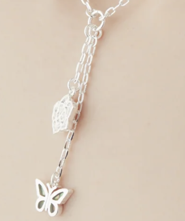 銀炫彩蝴蝶玫瑰Y字細鍊 Rosy Seashell Butterfly Petite 日本設計師,日本製,設計項鍊,潮流飾品,選品,設計搭配,設計服裝,潮流服飾,潮流搭配,搭配教學,潮流穿搭,時尚搭配,手錶,潮流品牌,精選商品,優質商品,黃銅,蝴蝶,細鍊,18K鍍金,珍珠,貝殼,鍍銀