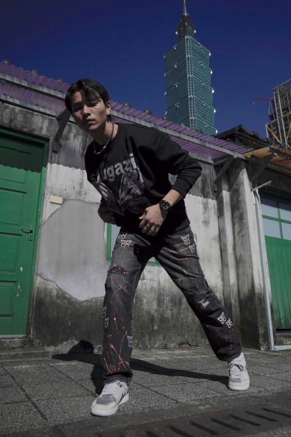 STUGAZI BUTTERFLY PAINT DENIM BLACK 黑色潑漆丹寧長褲 黑色潑漆丹寧長褲,設計師,日本製,設計項鍊,潮流飾品,選品,設計搭配,設計服裝,潮流服飾,潮流搭配,搭配教學,潮流穿搭,時尚搭配,手錶,潮流品牌,精選商品,優質商品,黃銅,鍍銀,珍珠,蝴蝶,貝殼,頸鍊