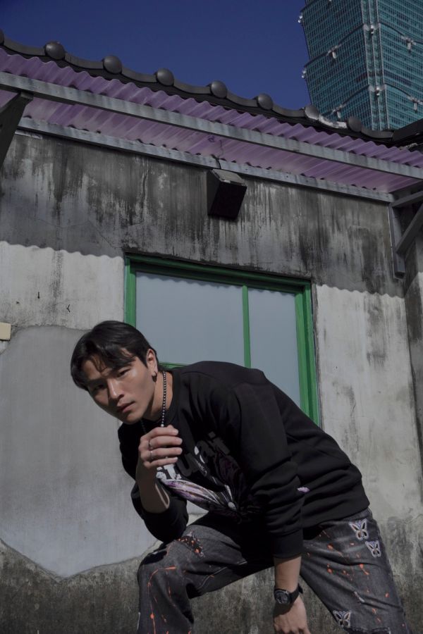 STUGAZI BUTTERFLY PAINT DENIM BLACK 黑色潑漆丹寧長褲 黑色潑漆丹寧長褲,設計師,日本製,設計項鍊,潮流飾品,選品,設計搭配,設計服裝,潮流服飾,潮流搭配,搭配教學,潮流穿搭,時尚搭配,手錶,潮流品牌,精選商品,優質商品,黃銅,鍍銀,珍珠,蝴蝶,貝殼,頸鍊