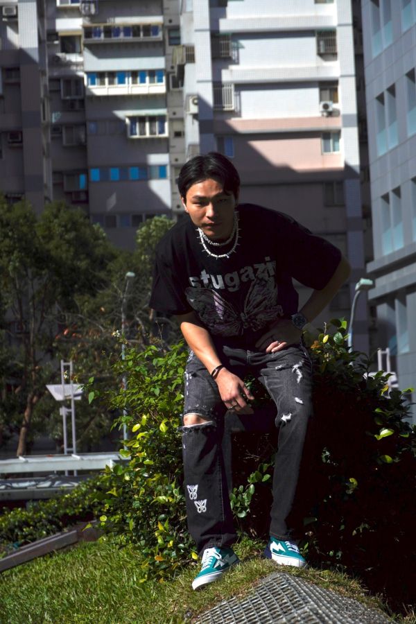 STUGAZI BUTTERFLY CRUSHED DENIM 黑色膝蓋鉚釘割破丹寧長褲 黑色膝蓋鉚釘丹寧割破長褲,設計師,日本製,設計項鍊,潮流飾品,選品,設計搭配,設計服裝,潮流服飾,潮流搭配,搭配教學,潮流穿搭,時尚搭配,手錶,潮流品牌,精選商品,優質商品,黃銅,鍍銀,珍珠,蝴蝶,貝殼,頸鍊