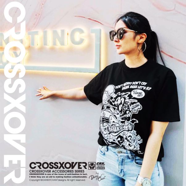 Crossxover塗鴉短袖TEE 塗鴉短袖TEE,潮流品牌,創意總監/創辦人,Danny Chan,香港著名設計師,平面廣告設計,世界各地巡迴展出。CROSSXOVER,跨界合作,手錶,首飾,服裝,公仔,玩具,行李箱,老夫子設計。