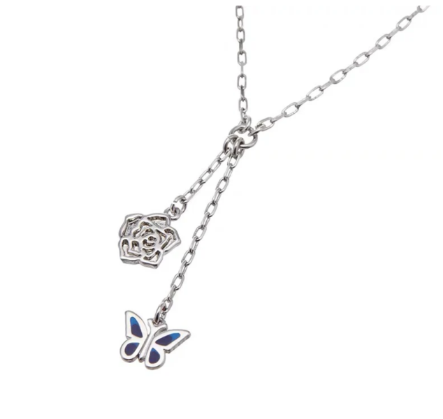 銀藍蝴蝶玫瑰Y字細鍊 Rosy Blue Butterfly Petite 日本設計師,日本製,設計項鍊,潮流飾品,選品,設計搭配,設計服裝,潮流服飾,潮流搭配,搭配教學,潮流穿搭,時尚搭配,手錶,潮流品牌,精選商品,優質商品,黃銅,蝴蝶,細鍊,18K鍍金,珍珠,貝殼,鍍銀