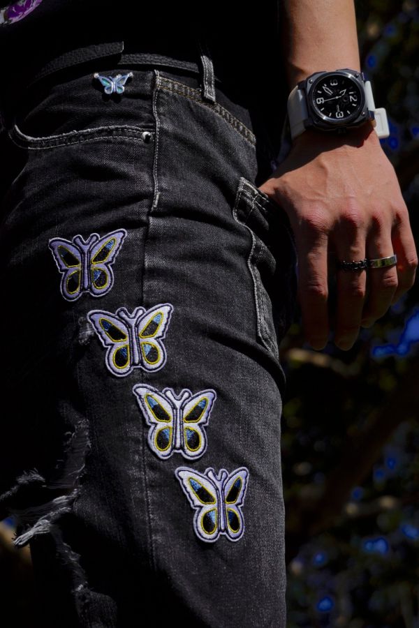 STUGAZI BUTTERFLY CRUSHED DENIM 黑色膝蓋鉚釘割破丹寧長褲 黑色膝蓋鉚釘丹寧割破長褲,設計師,日本製,設計項鍊,潮流飾品,選品,設計搭配,設計服裝,潮流服飾,潮流搭配,搭配教學,潮流穿搭,時尚搭配,手錶,潮流品牌,精選商品,優質商品,黃銅,鍍銀,珍珠,蝴蝶,貝殼,頸鍊
