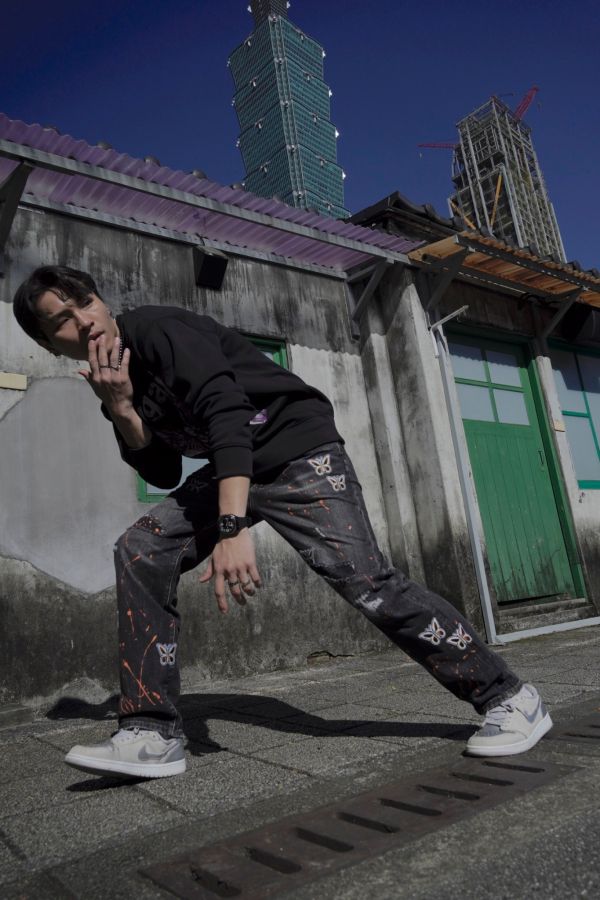 STUGAZI BUTTERFLY PAINT DENIM BLACK 黑色潑漆丹寧長褲 黑色潑漆丹寧長褲,設計師,日本製,設計項鍊,潮流飾品,選品,設計搭配,設計服裝,潮流服飾,潮流搭配,搭配教學,潮流穿搭,時尚搭配,手錶,潮流品牌,精選商品,優質商品,黃銅,鍍銀,珍珠,蝴蝶,貝殼,頸鍊