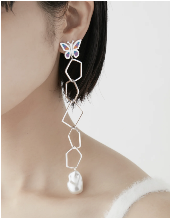 彩銀蝴蝶線框珍珠耳環 Butterfly Meteor Pierce 日本設計師,日本製,設計項鍊,潮流飾品,選品,設計搭配,設計服裝,潮流服飾,潮流搭配,搭配教學,潮流穿搭,時尚搭配,手錶,潮流品牌,精選商品,優質商品,黃銅,蝴蝶,鍍銀,18k金,珍珠,星星,貝殼