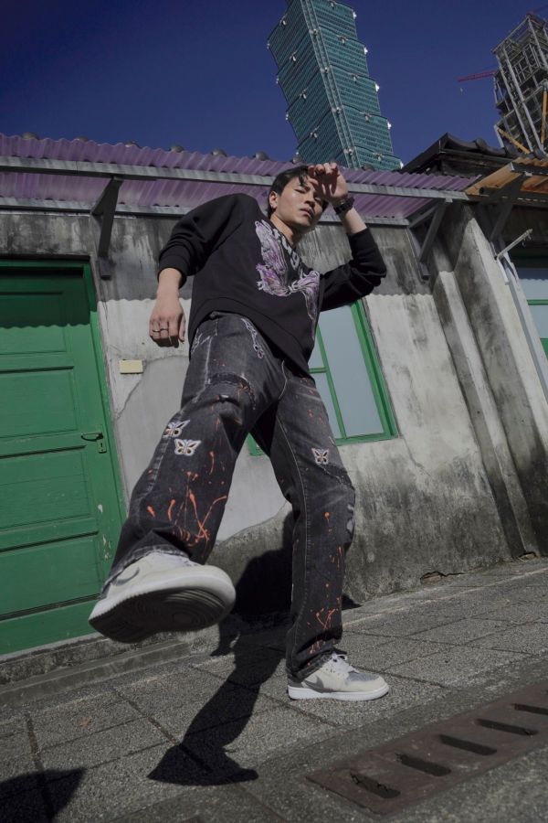 STUGAZI BUTTERFLY PAINT DENIM BLACK 黑色潑漆丹寧長褲 黑色潑漆丹寧長褲,設計師,日本製,設計項鍊,潮流飾品,選品,設計搭配,設計服裝,潮流服飾,潮流搭配,搭配教學,潮流穿搭,時尚搭配,手錶,潮流品牌,精選商品,優質商品,黃銅,鍍銀,珍珠,蝴蝶,貝殼,頸鍊