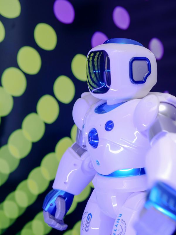 機器人：做一個帶回家的機器人 Robotics with Take-Home Robot-Innovators-2025-UCLA Summer Camp 美國遊學,UCLA夏令營,Arduino營隊,機器人設計,兒童遊學,名校遊學,程式設計入門,動手做機器人,科技啟蒙,STEM夏令營,夏令營推薦,洛杉磯遊學