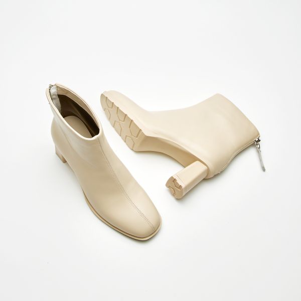 日常造型升級中-中線方頭踝靴-奶油白 小白鞋,餅乾鞋,厚底鞋,休閒鞋,鬆餅鞋,真皮鞋,送客神器,情侶鞋,球鞋,厚底球鞋,樂福鞋,瑪莉珍鞋,高跟鞋,女鞋,勃肯鞋,短靴,切爾西靴,踝靴,靴子,中筒靴,長靴,尖頭靴