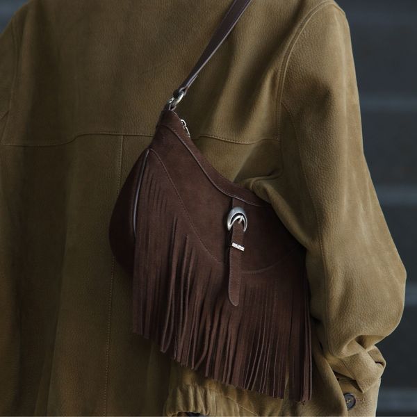 麂皮馬鞍包-深咖 女包推薦,女用包包,側背包女,肩背包女,手提包女,百搭女包,通勤包推薦,小包推薦女,女用小方包,大容量女包,托特包女,腋下包女,馬鞍包女,封口包,拉鍊包,真皮女包,編織包女款,棉麻包推薦,質感女包.小眾女包品牌,麂皮包,流蘇包