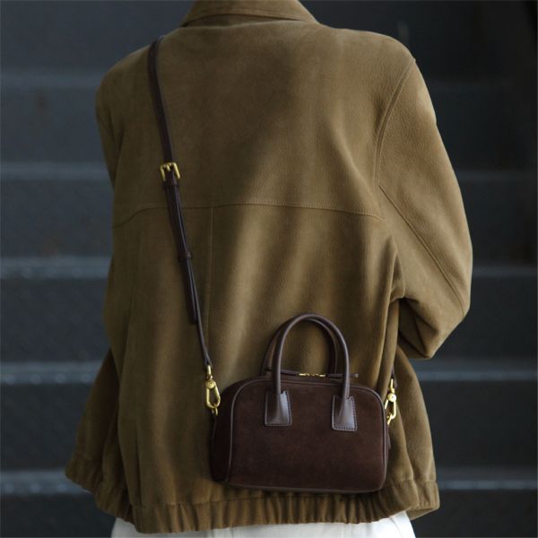 麂皮波士頓包-深咖 女包推薦,女用包包,側背包女,肩背包女,手提包女,百搭女包,通勤包推薦,小包推薦女,女用小方包,大容量女包,托特包女,腋下包女,馬鞍包女,封口包,拉鍊包,真皮女包,編織包女款,棉麻包推薦,質感女包.小眾女包品牌,麂皮包,流蘇包