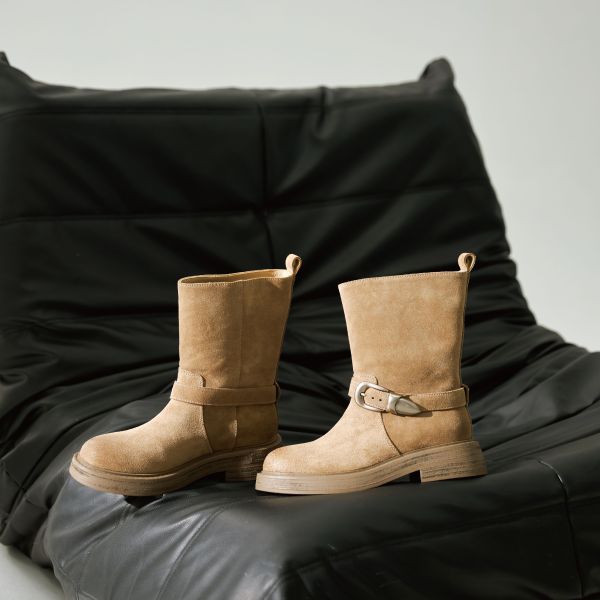 瀟灑一回-麂皮帶扣中筒靴-卡其色 小白鞋,餅乾鞋,厚底鞋,休閒鞋,鬆餅鞋,真皮鞋,送客神器,情侶鞋,球鞋,厚底球鞋,樂福鞋,瑪莉珍鞋,高跟鞋,女鞋,勃肯鞋,短靴,切爾西靴,踝靴,靴子,中筒靴,長靴