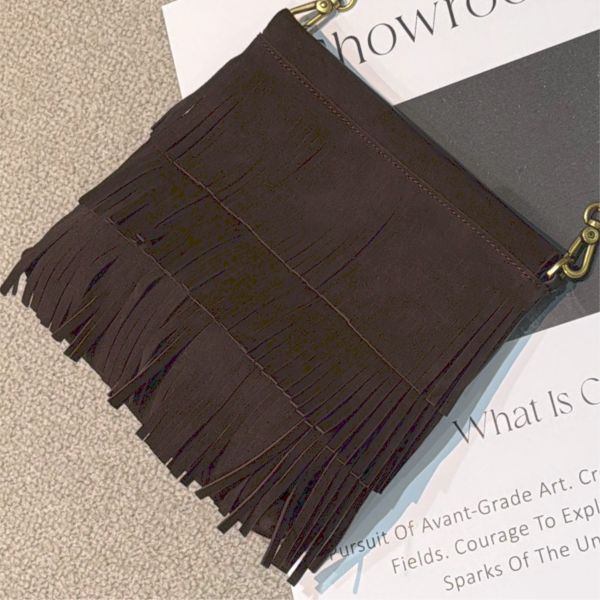 麂皮扁流蘇包-深咖 女包推薦,女用包包,側背包女,肩背包女,手提包女,百搭女包,通勤包推薦,小包推薦女,女用小方包,大容量女包,托特包女,腋下包女,馬鞍包女,封口包,拉鍊包,真皮女包,編織包女款,棉麻包推薦,質感女包.小眾女包品牌,麂皮包,流蘇包