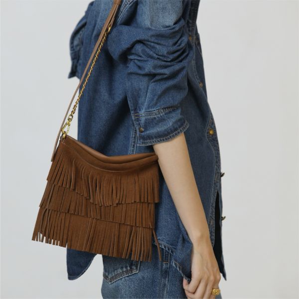 麂皮扁流蘇包-棕色 女包推薦,女用包包,側背包女,肩背包女,手提包女,百搭女包,通勤包推薦,小包推薦女,女用小方包,大容量女包,托特包女,腋下包女,馬鞍包女,封口包,拉鍊包,真皮女包,編織包女款,棉麻包推薦,質感女包.小眾女包品牌,麂皮包,流蘇包
