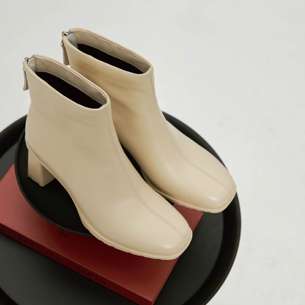 日常造型升級中-中線方頭踝靴-奶油白 小白鞋,餅乾鞋,厚底鞋,休閒鞋,鬆餅鞋,真皮鞋,送客神器,情侶鞋,球鞋,厚底球鞋,樂福鞋,瑪莉珍鞋,高跟鞋,女鞋,勃肯鞋,短靴,切爾西靴,踝靴,靴子,中筒靴,長靴,尖頭靴