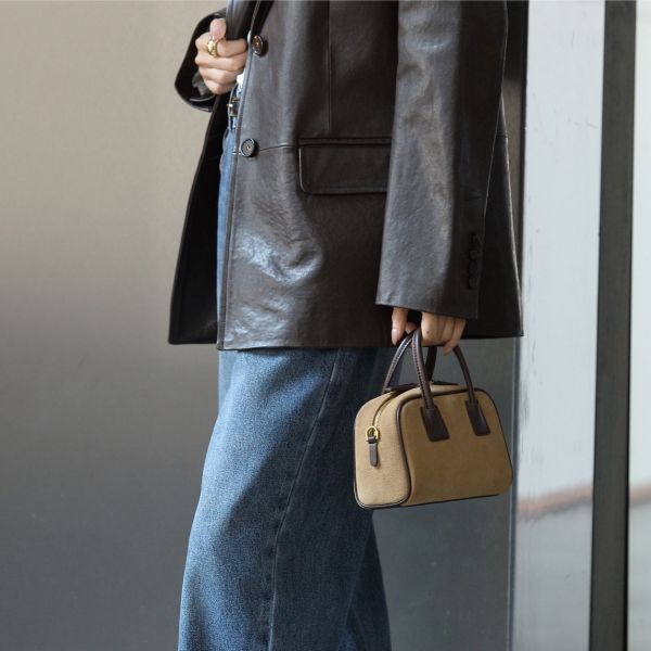 麂皮波士頓包-駝色 女包推薦,女用包包,側背包女,肩背包女,手提包女,百搭女包,通勤包推薦,小包推薦女,女用小方包,大容量女包,托特包女,腋下包女,馬鞍包女,封口包,拉鍊包,真皮女包,編織包女款,棉麻包推薦,質感女包.小眾女包品牌,麂皮包,流蘇包