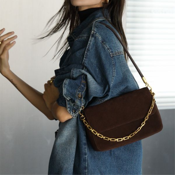 麂皮鍊條包-深咖 女包推薦,女用包包,側背包女,肩背包女,手提包女,百搭女包,通勤包推薦,小包推薦女,女用小方包,大容量女包,托特包女,腋下包女,馬鞍包女,封口包,拉鍊包,真皮女包,編織包女款,棉麻包推薦,質感女包.小眾女包品牌,麂皮包,流蘇包